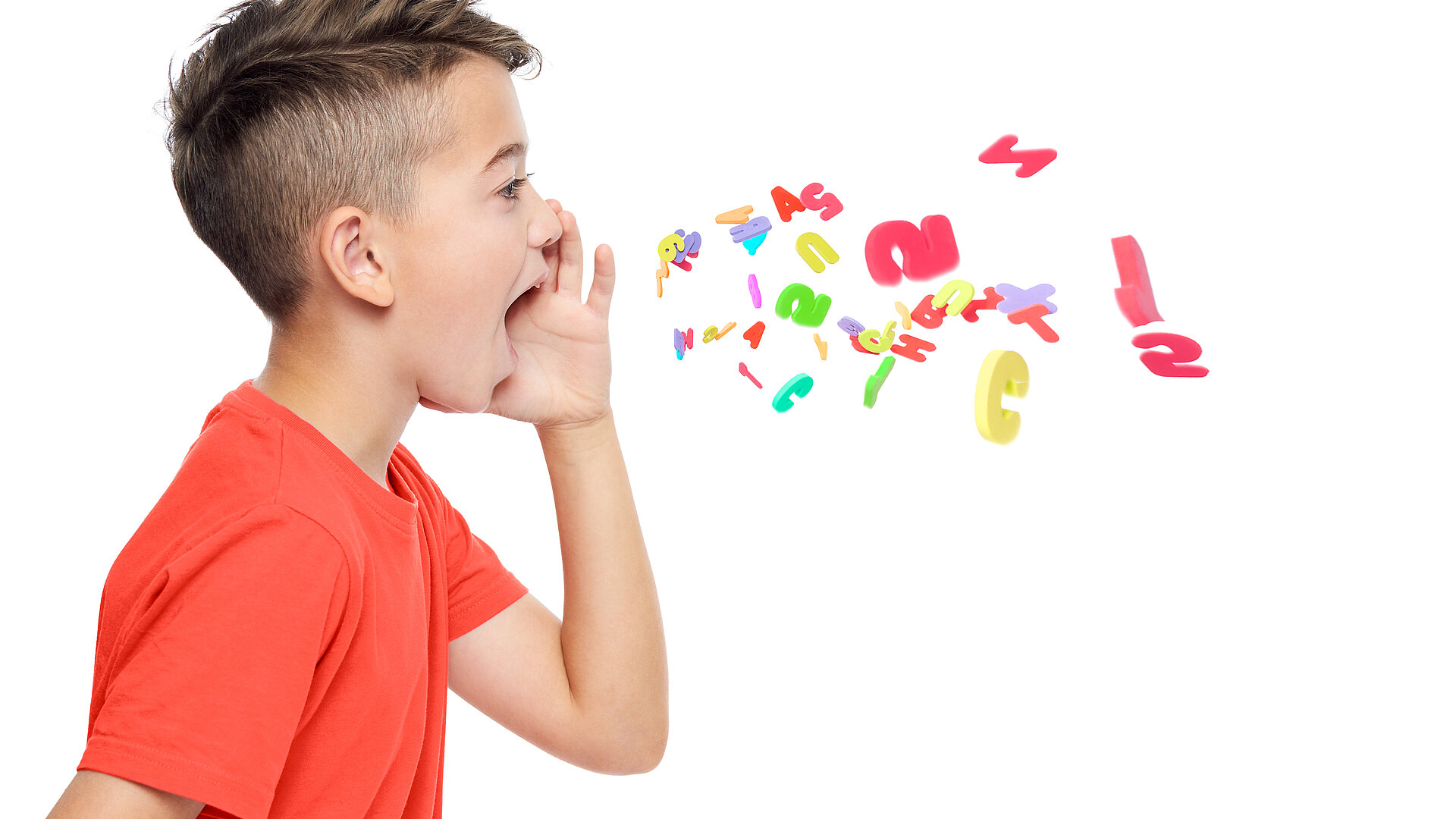 Kind mit geöffnetem Mund und bunte Buchstaben vor seinem Mund
