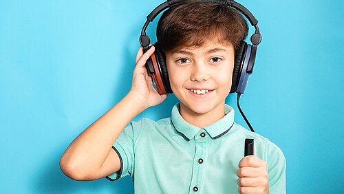 Junge mit Kopfhörer eines Hörtest 