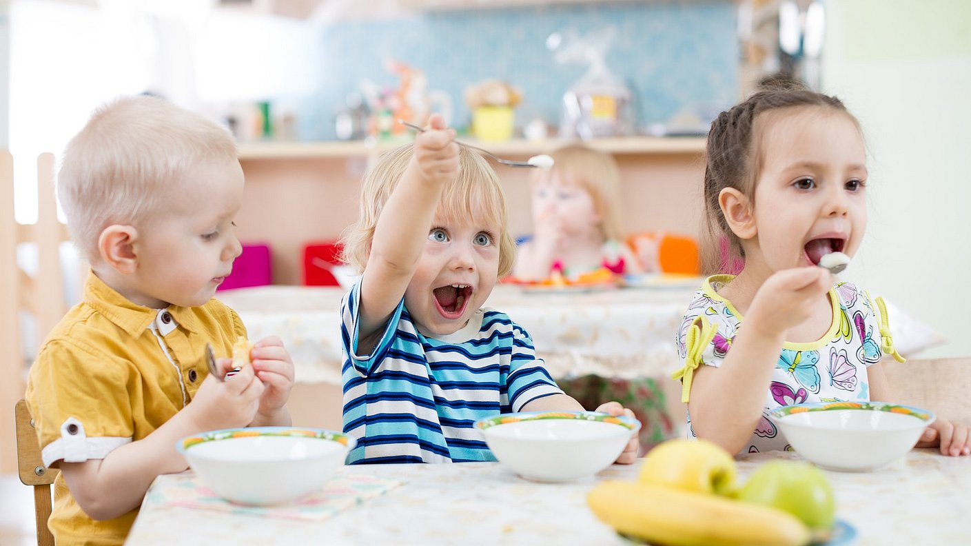 Kleine Kinder essen im Kindergarten