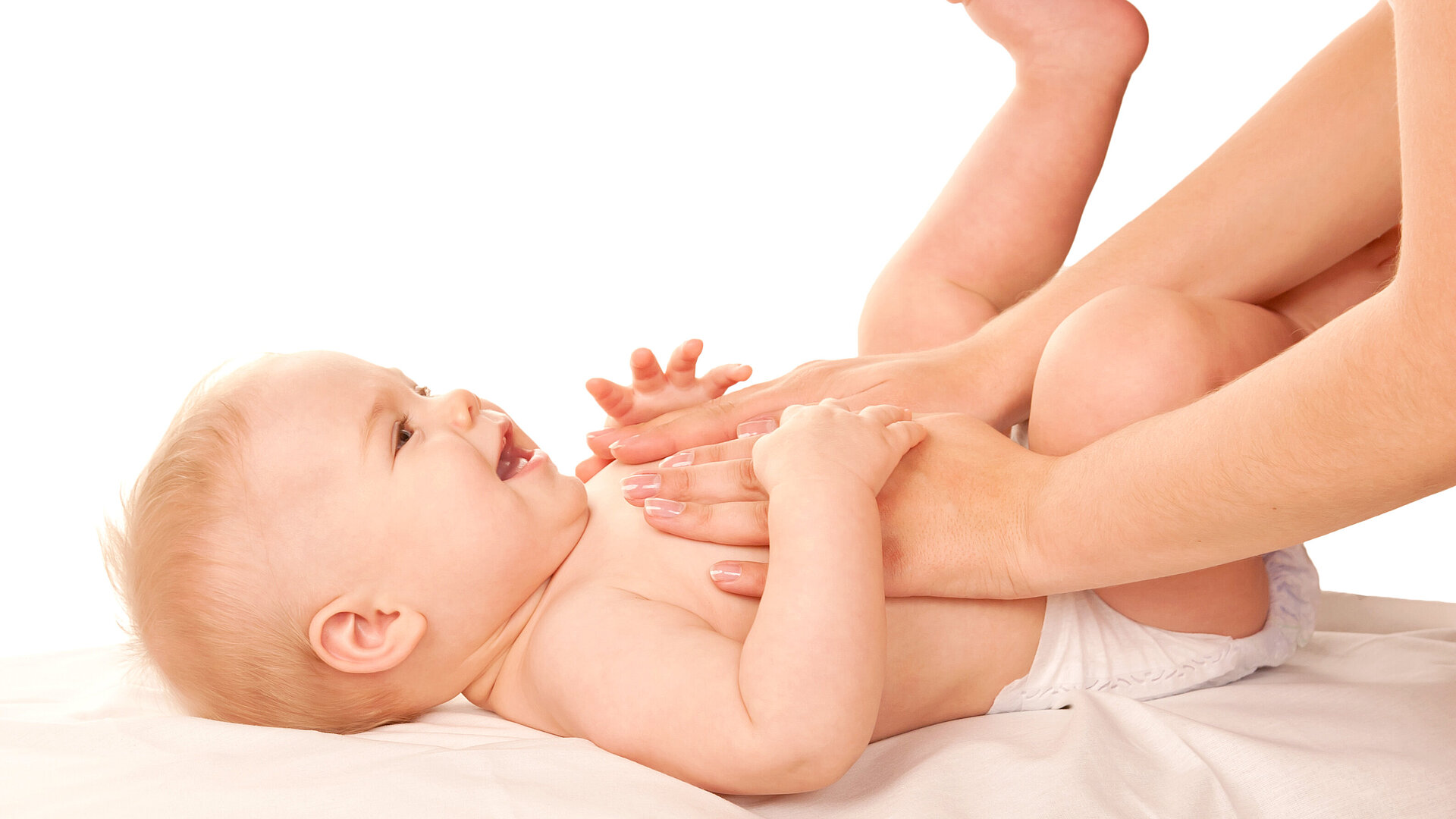 Hände massieren ein baby