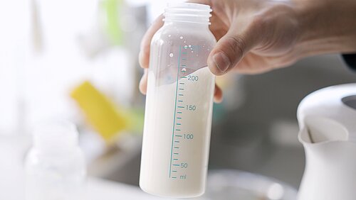 Babyflasche mit Trinknahrung für Babys