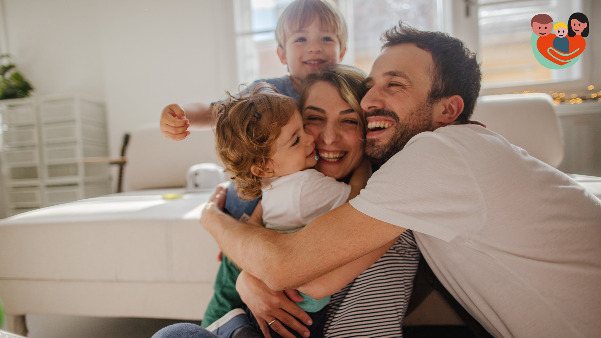 Glückliche Familie (Eltern und zwei Kinder) umarmen sich