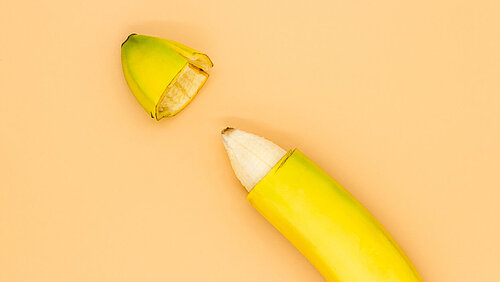 Banane mit abgeschnittener Spitze