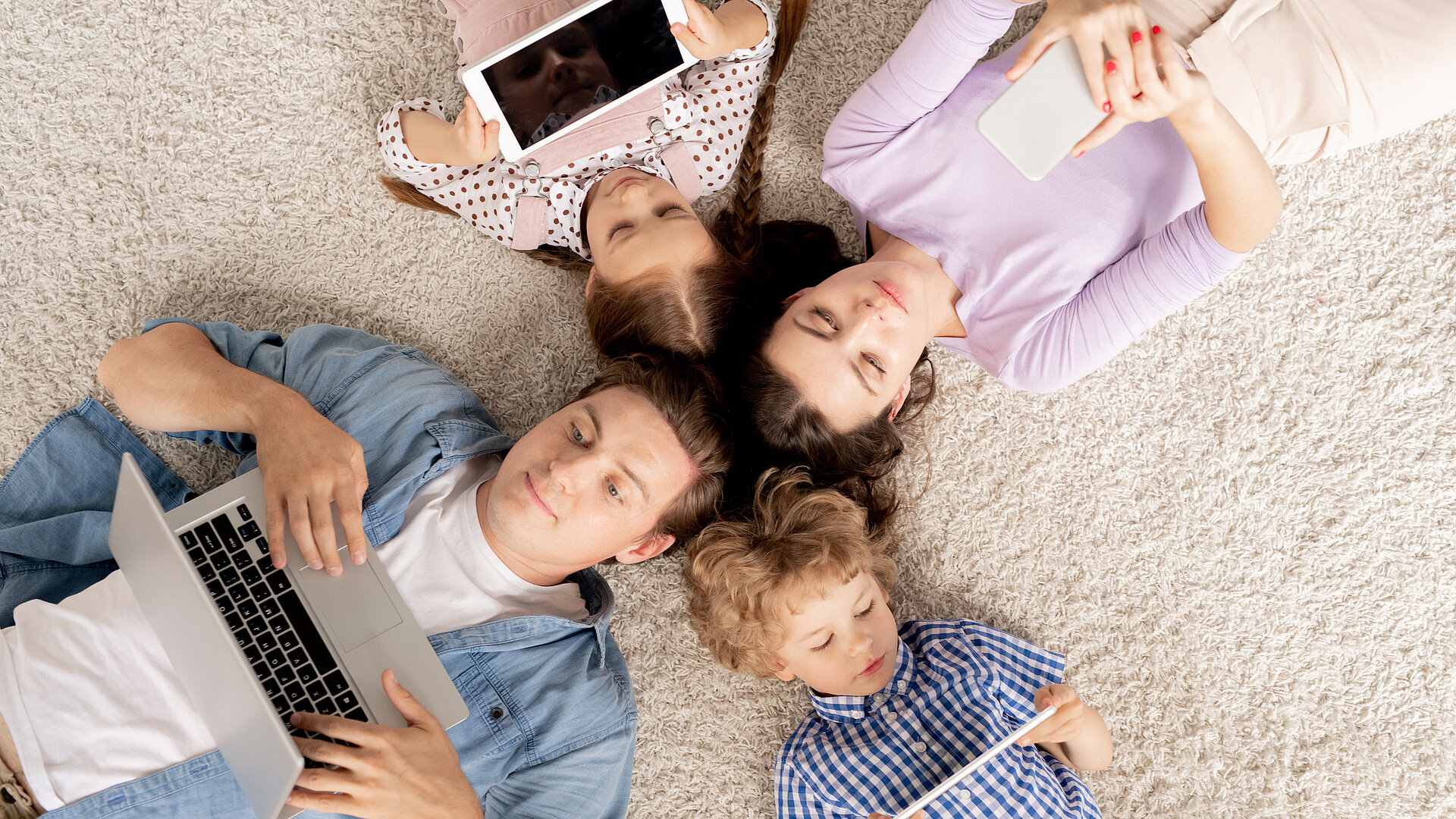 Familie - Jedes Mitglied ist beschäftigt (Handy, Tablet, Laptop)