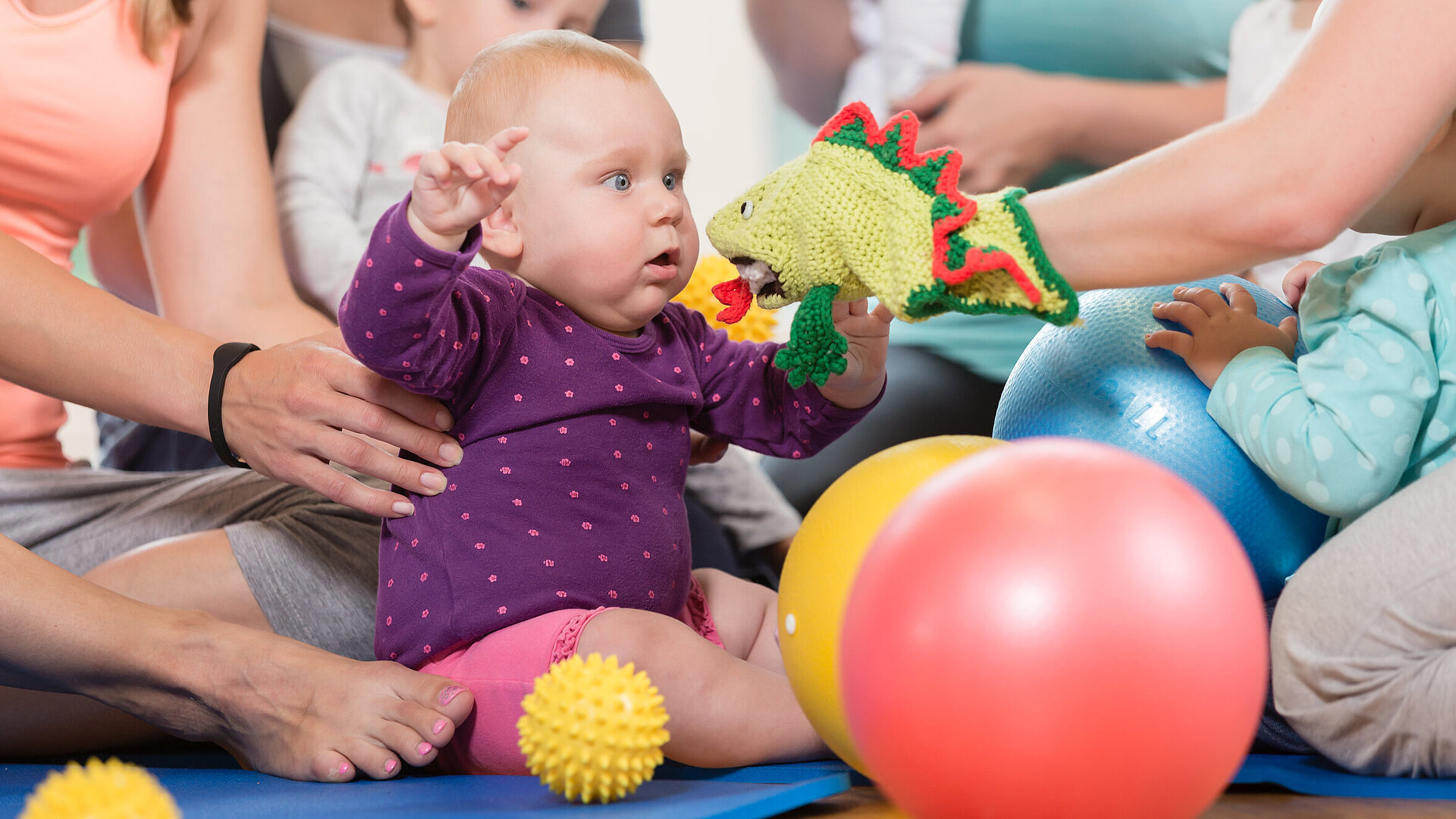 Eltern spielen mit Babys