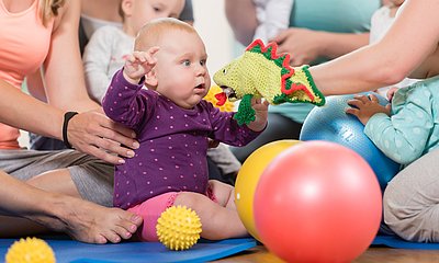 Eltern spielen mit Babys