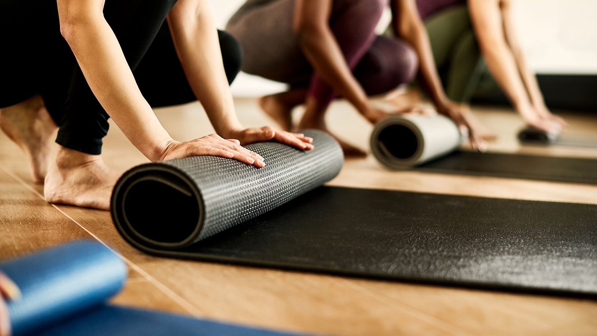 Frauen Rollen Yogamatten ein