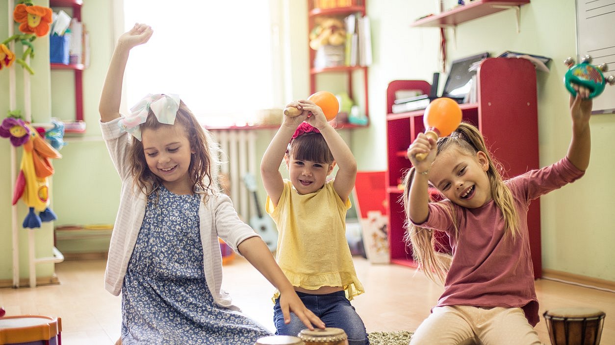 Kinder machen Musik mit Musikinstrumente